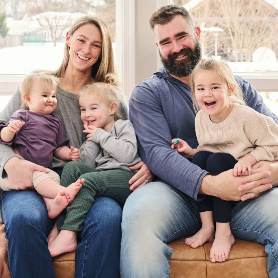 Celebration of Love: Jason Kelce and his wife Kylie Kelce mark their 8th wedding anniversary with a charming family picture. 😍